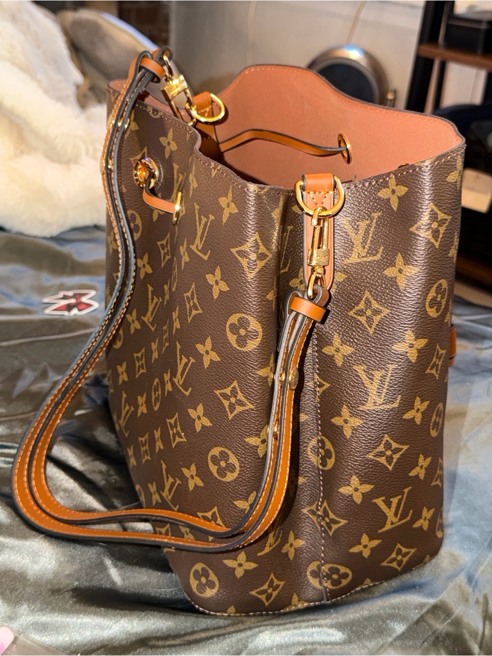 Louis Vuitton Monogram Canvas Bucket Crossbody Bag -Dust Bag&Receipt included - Picture 5 of 11